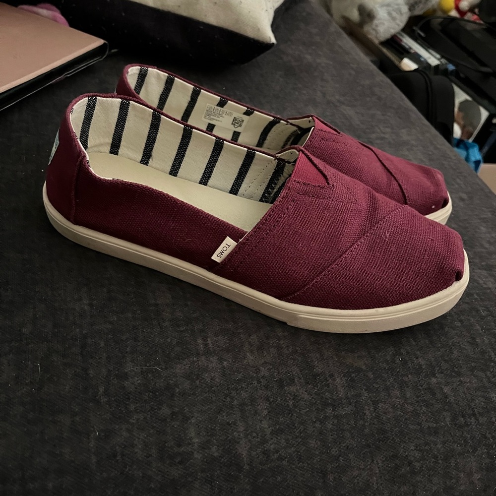 Tom’s Burgundy Alpargatas canvas shoe